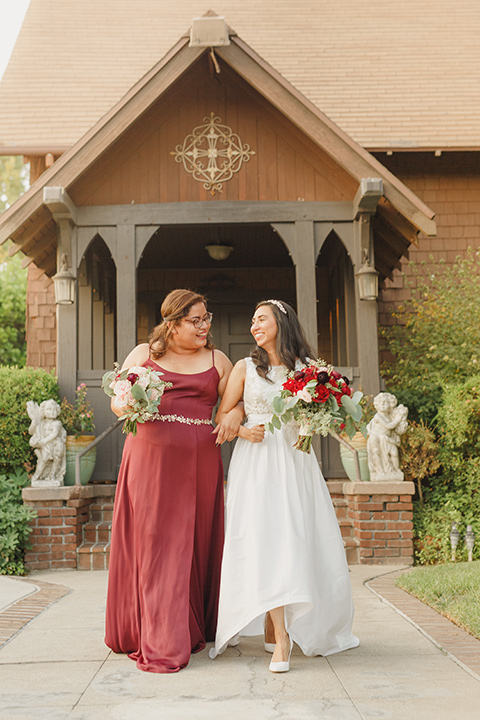  red and blue farmhouse wedding – bride and bridesmaids 