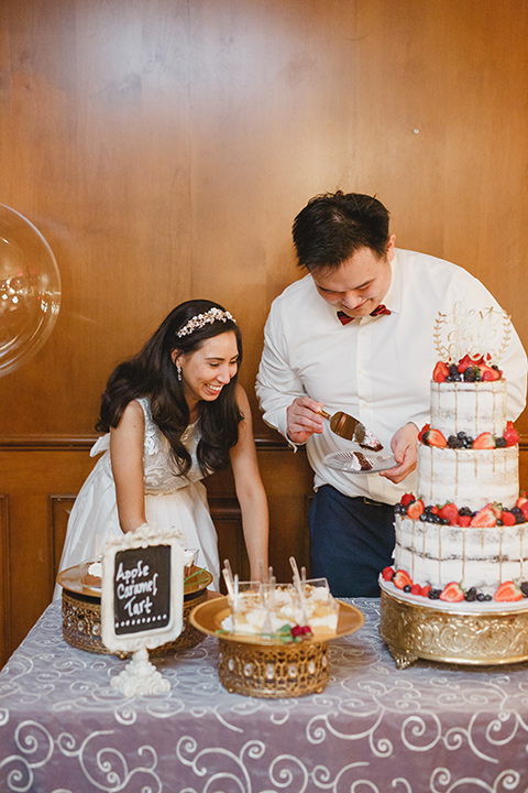  red and blue farmhouse wedding – couple and cake 