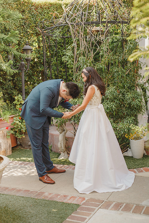  red and blue farmhouse wedding – couple and cake 