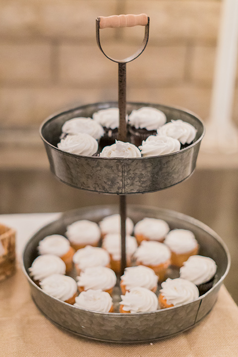  black and white wedding design with touches of greenery – desserts 