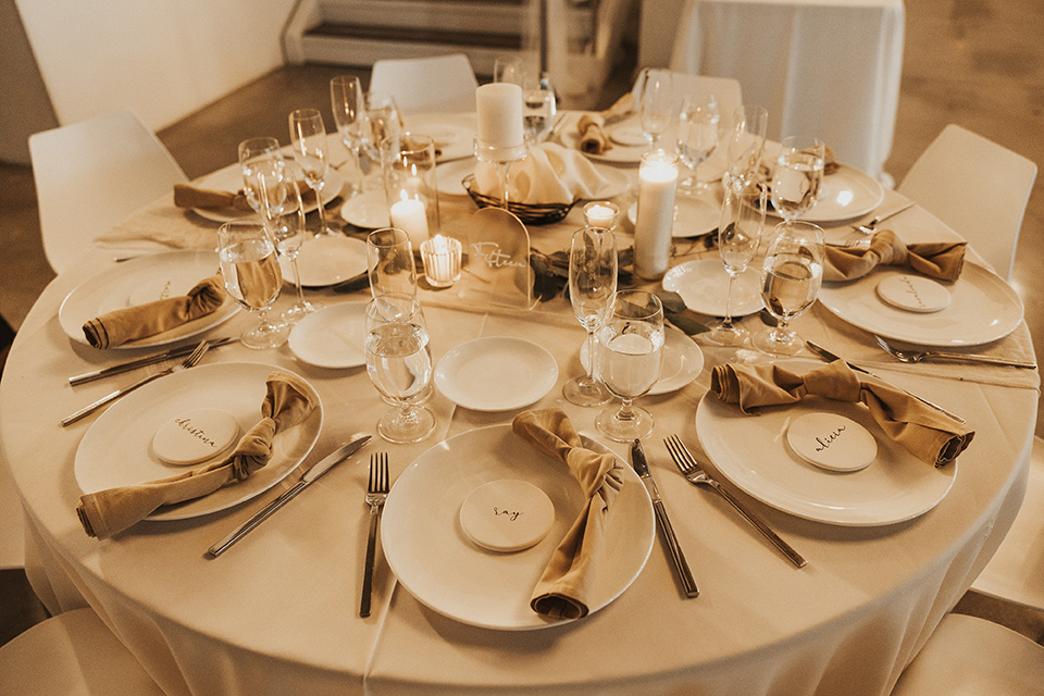  black + neutral modern wedding – table decor 