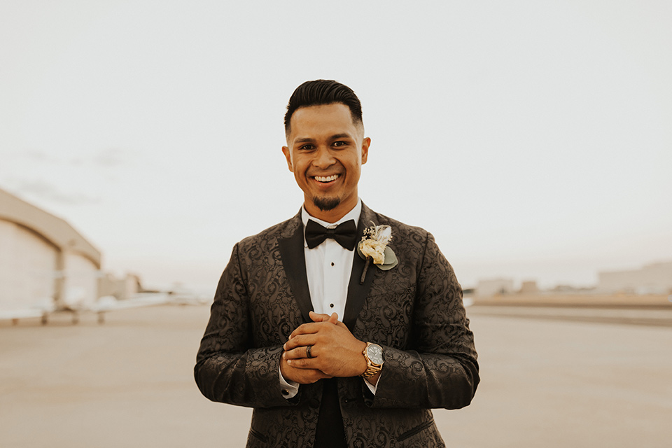  black + neutral modern wedding – groom