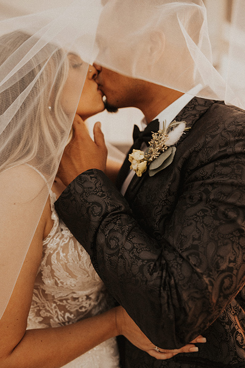  black + neutral modern wedding – couple kissing