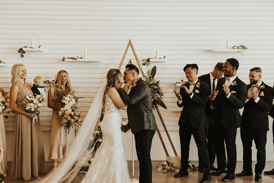  black + neutral modern wedding – first kiss