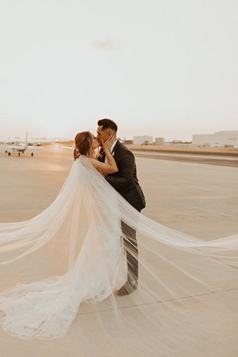  black + neutral modern wedding – couple outside 