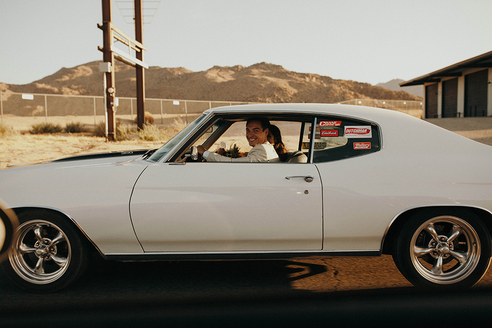  boho adventure elopement in Joshua tree, CA – in the car 