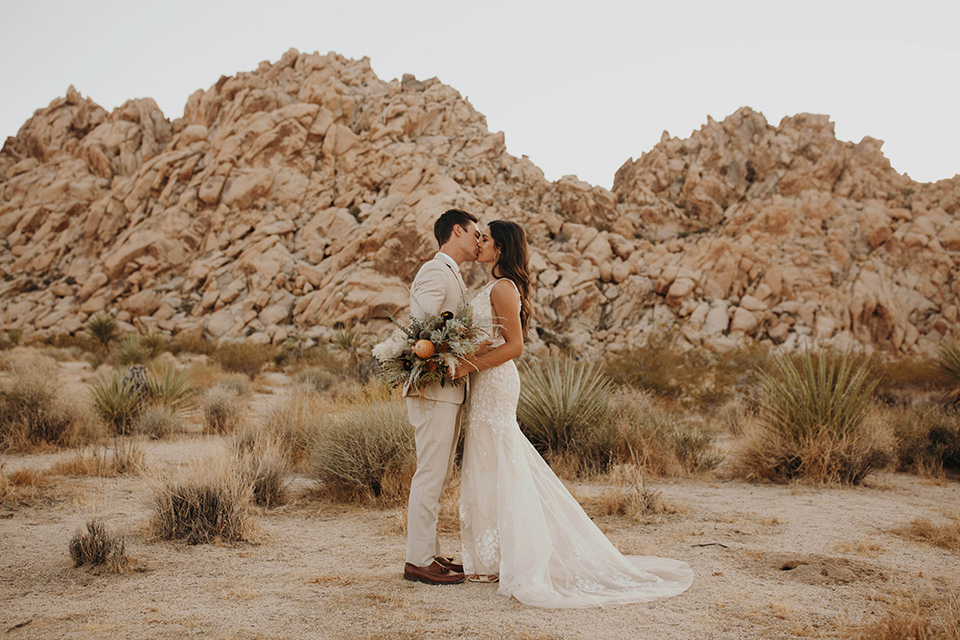  boho adventure elopement in Joshua tree, CA – kissing