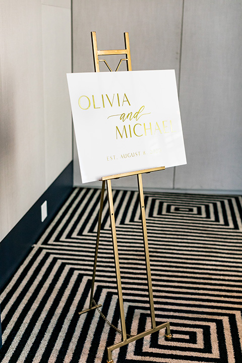  glitz and glam shoot at the Hotel Indigo – welcome sign 