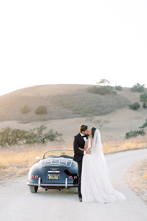  fall wedding at kestrel park – couple by car 