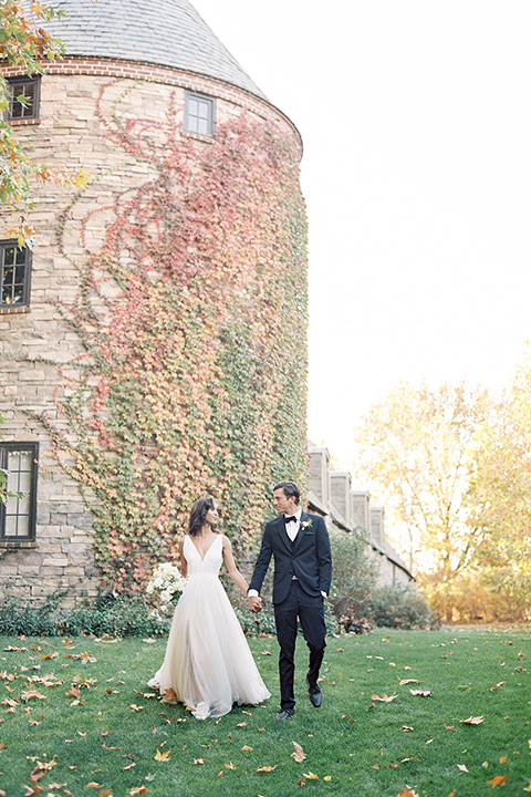  fall wedding at kestrel park – couple by car 