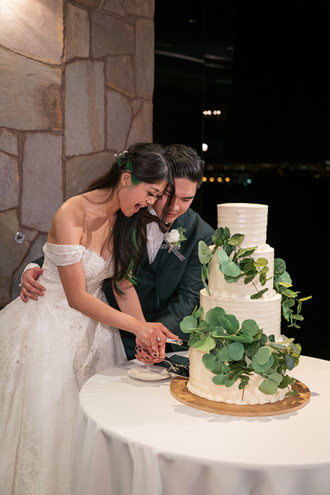  green las vegas wedding – couple cutting the cake 