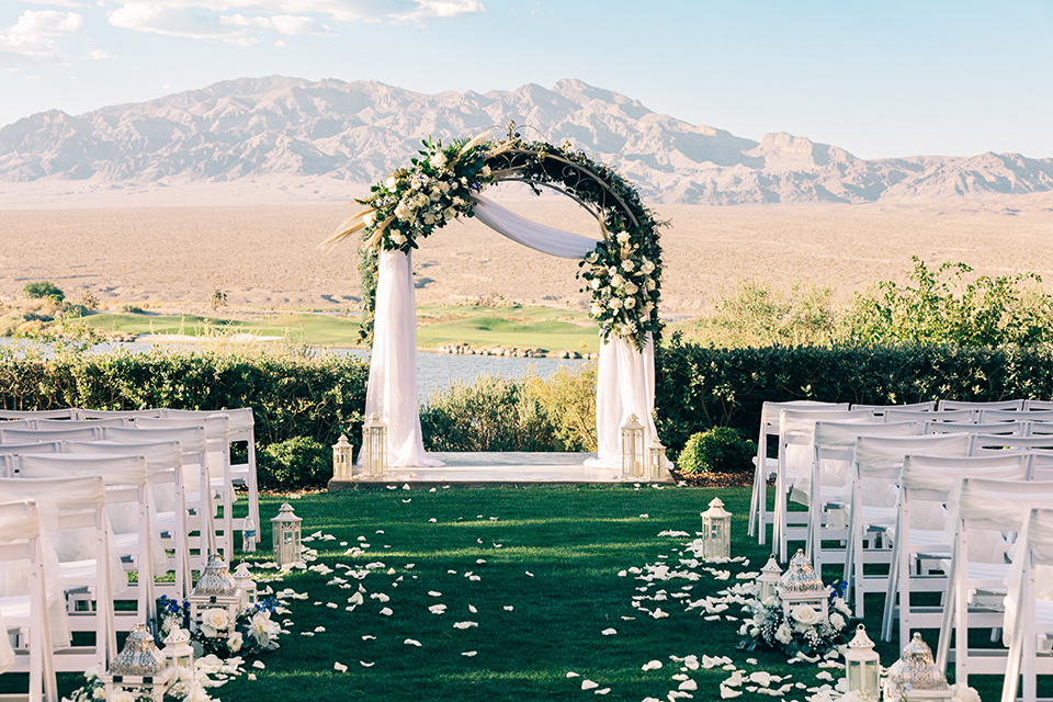  a tan and teal wedding with rustic chic details – ceremony decor 