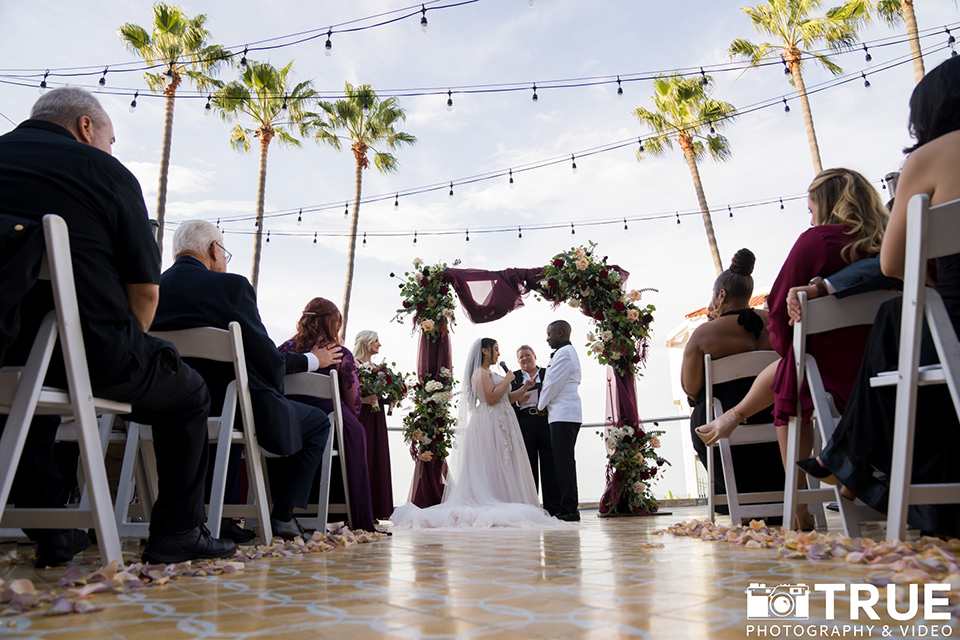  black and white beach wedding with lux details – ceremony 