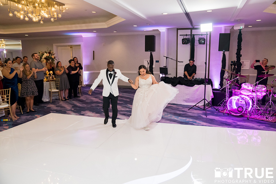  black and white beach wedding with lux details – dancing 