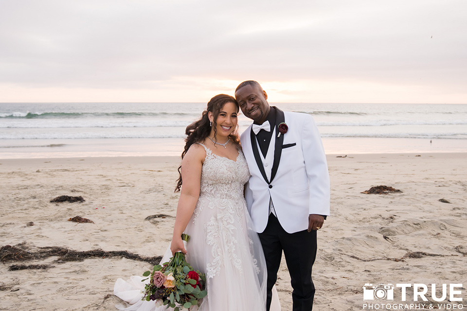  black and white beach wedding with lux details – kissing on the beach 