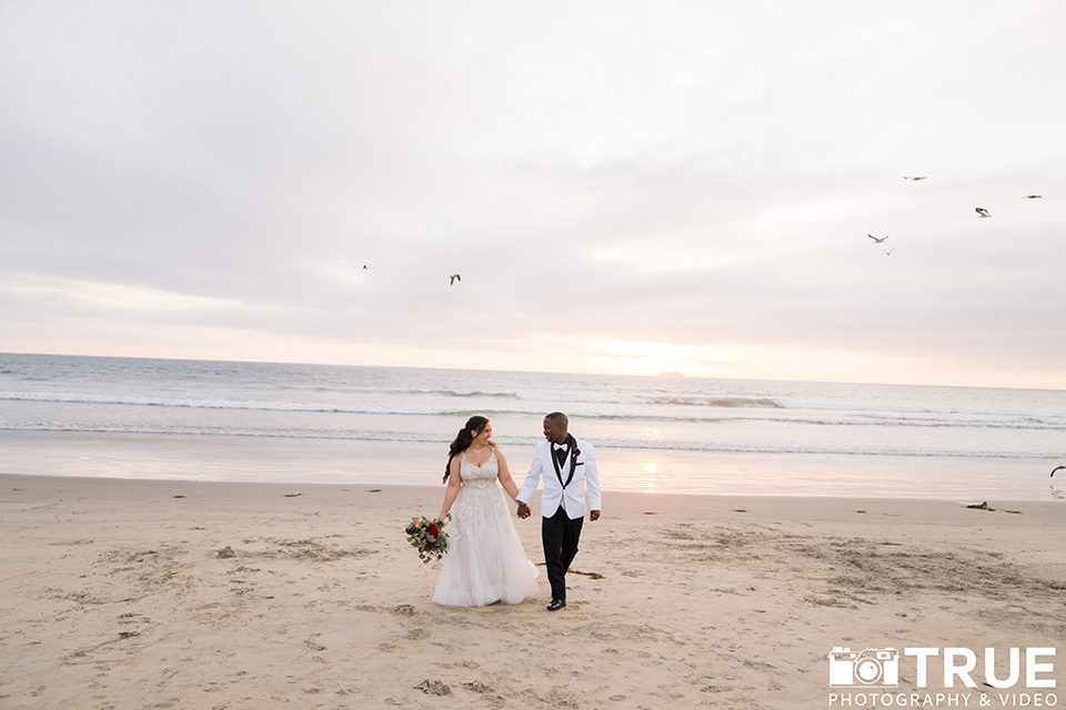  black and white beach wedding with lux details – walking on the beach 