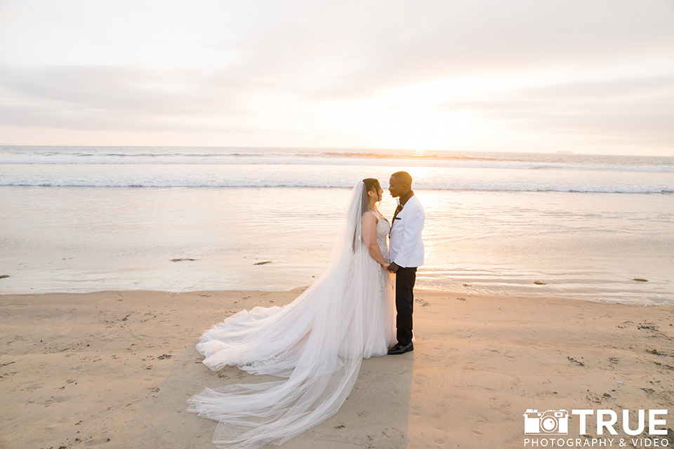  black and white beach wedding with lux details –on the beach 