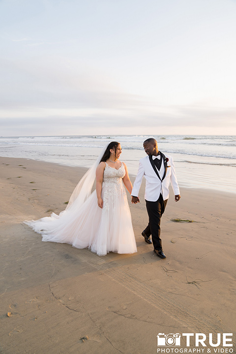  black and white beach wedding with lux details – on the beach 