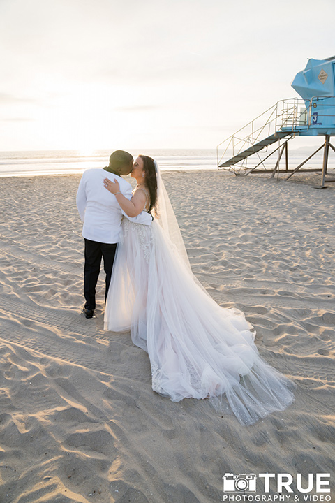  black and white beach wedding with lux details – on the beach 