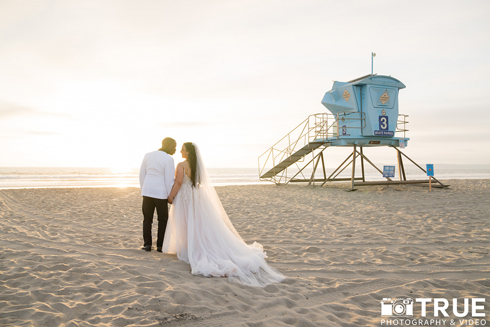  black and white beach wedding with lux details –on the beach 