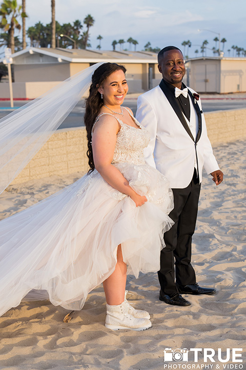  black and white beach wedding with lux details – on the beach 