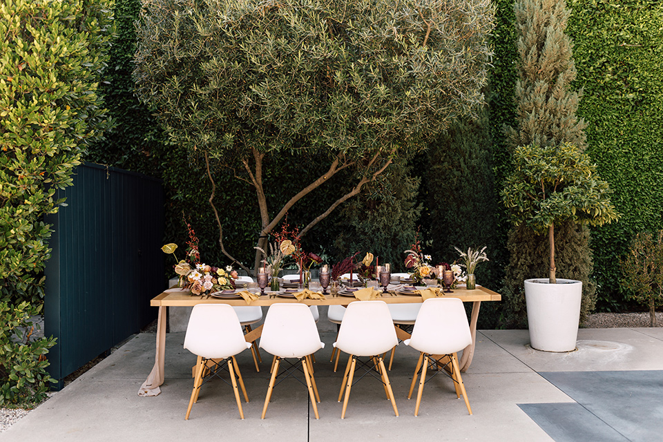  fig house shoot with burgundy and yellow details and the groom in a burgundy tuxedo – tables 