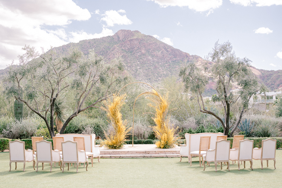  a golden toned wedding with garden details in Arizona - ceremony decor