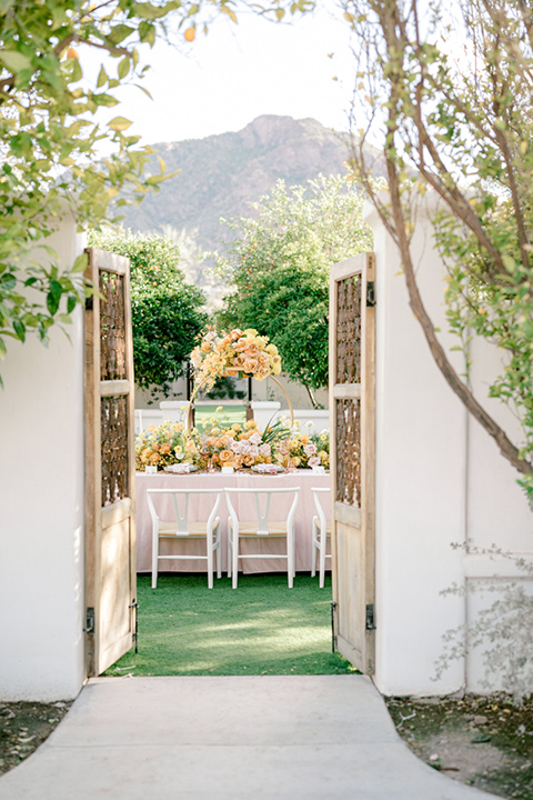  a golden toned wedding with garden details in Arizona - reception décor 