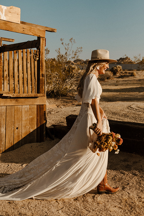  a dessert wedding in Joshua tree shown two ways: a modern black and white theme and a neutral gold and tan theme – boho bride with wide brimmed hat 