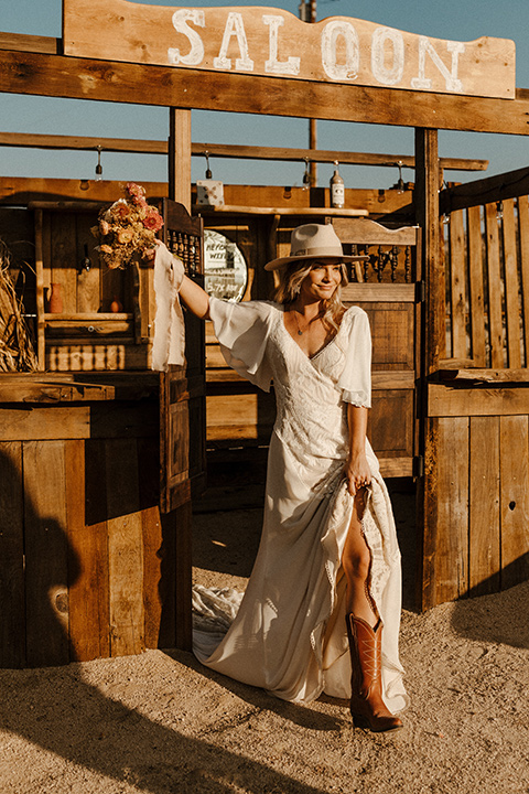  a dessert wedding in Joshua tree shown two ways: a modern black and white theme and a neutral gold and tan theme – boho bride with wide brimmed hat 