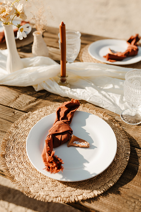  a dessert wedding in Joshua tree shown two ways: a modern black and white theme and a neutral gold and tan theme – decor 