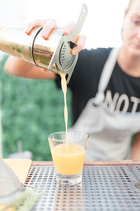  black and white wedding at the Laper Hotel – bartender