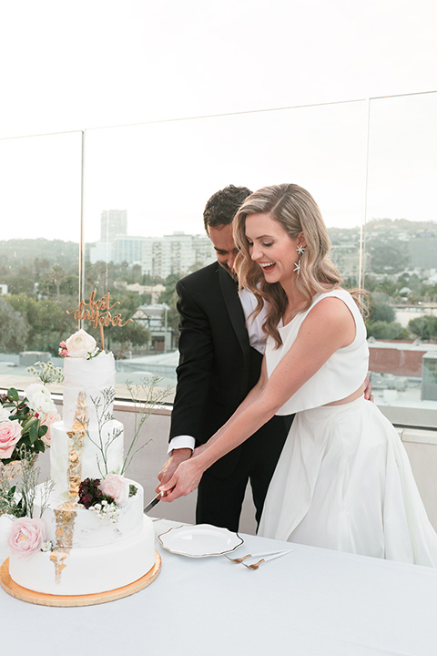  black and white wedding at the Laper Hotel – cutting the cake