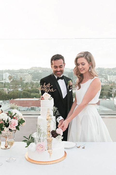  black and white wedding at the Laper Hotel – cutting the cake