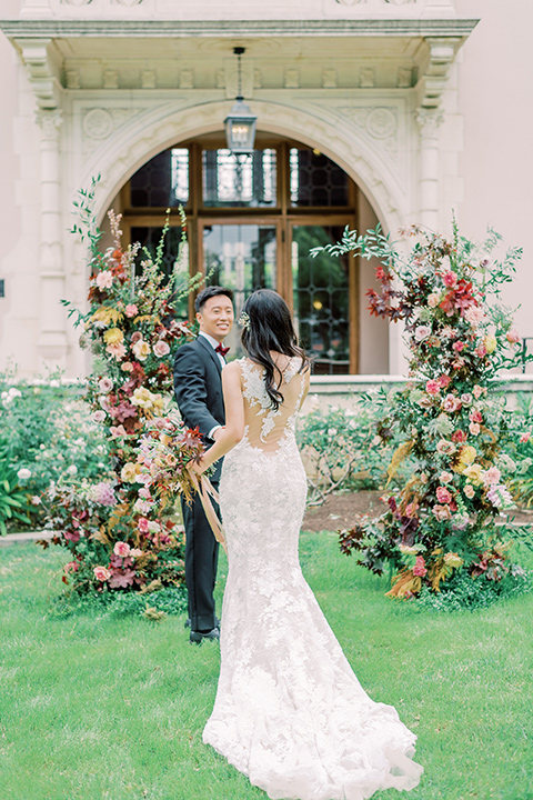  black and white wedding design at the Maxwell House with touches of pink – couple at ceremony 