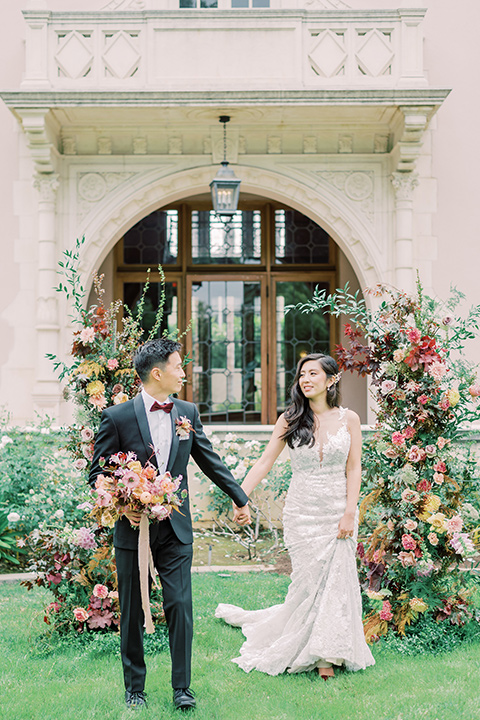  black and white wedding design at the Maxwell House with touches of pink – couple at ceremony 