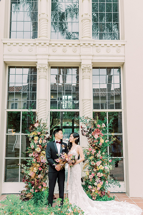  black and white wedding design at the Maxwell House with touches of pink – couple at ceremony 