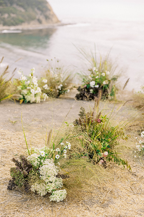  modern black and white upscale wedding on the cliffs overlooking the ocean – couple décor 