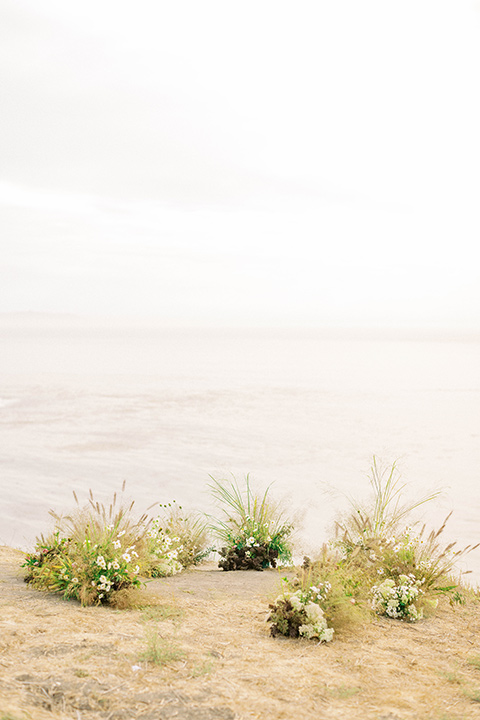  modern black and white upscale wedding on the cliffs overlooking the ocean – couple décor 