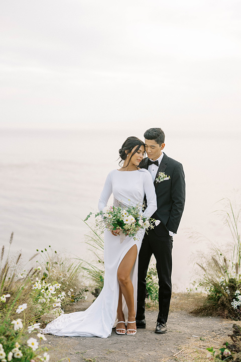  modern black and white upscale wedding on the cliffs overlooking the ocean – couple at ceremony 