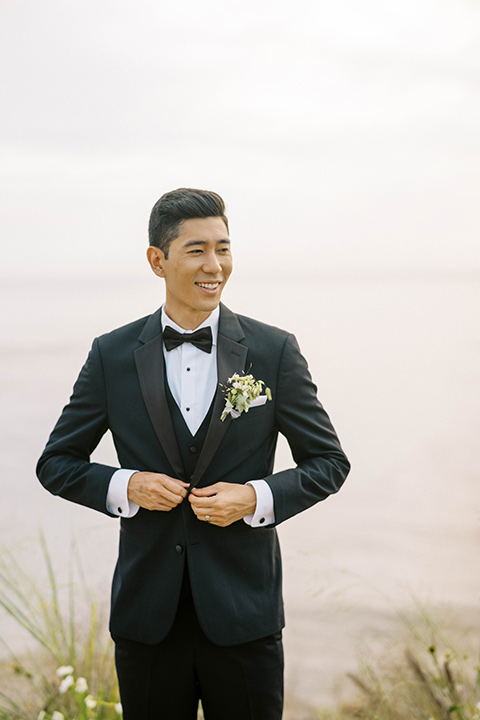  modern black and white upscale wedding on the cliffs overlooking the ocean – groom 