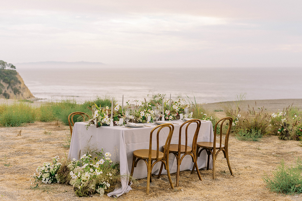  modern black and white upscale wedding on the cliffs overlooking the ocean – table 