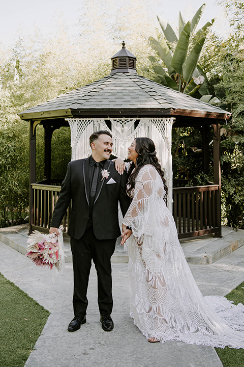  black and white wedding design at the Maxwell House with touches of pink – couple at reception 