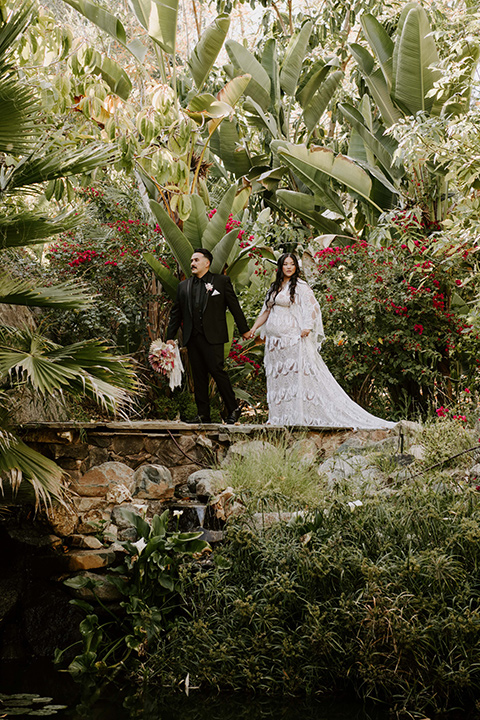  black and white wedding design at the Maxwell House with touches of pink – couple at reception 