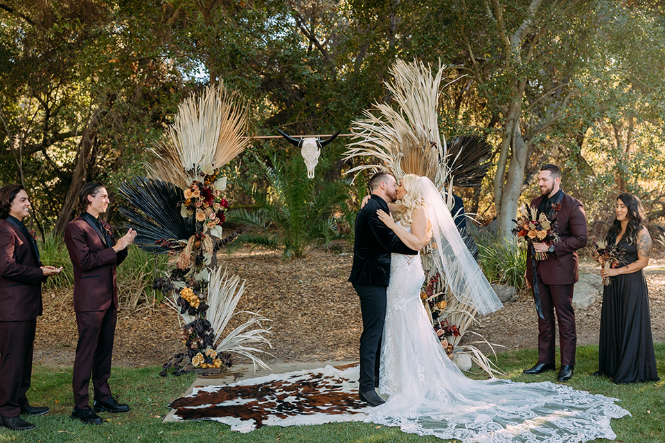  a moody western wedding with burgundy and orange colors – ceremony 