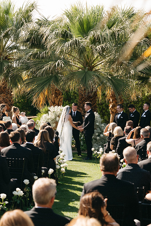  a trendy black and white wedding with modern details - ceremony 