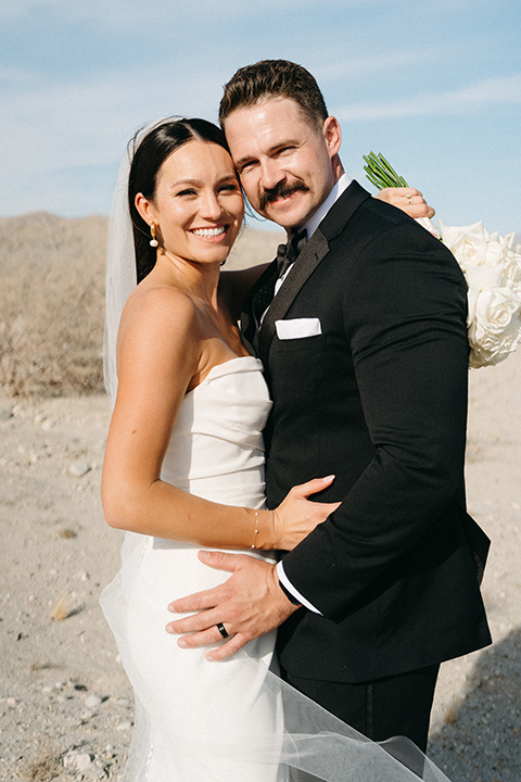  a trendy black and white wedding with modern details - couple on the sand 