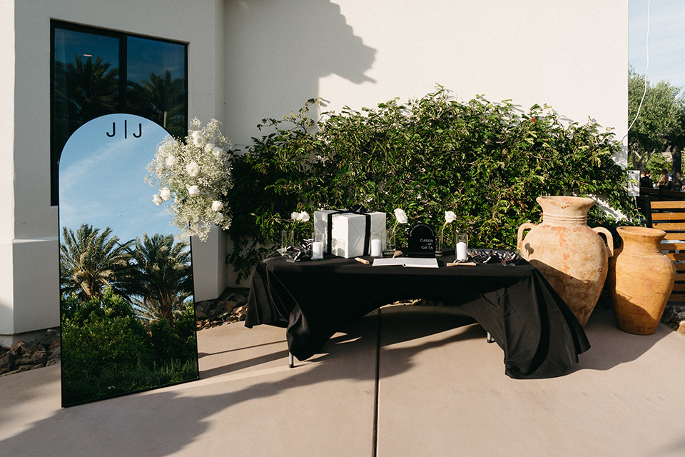  a trendy black and white wedding with modern details - reception décor 