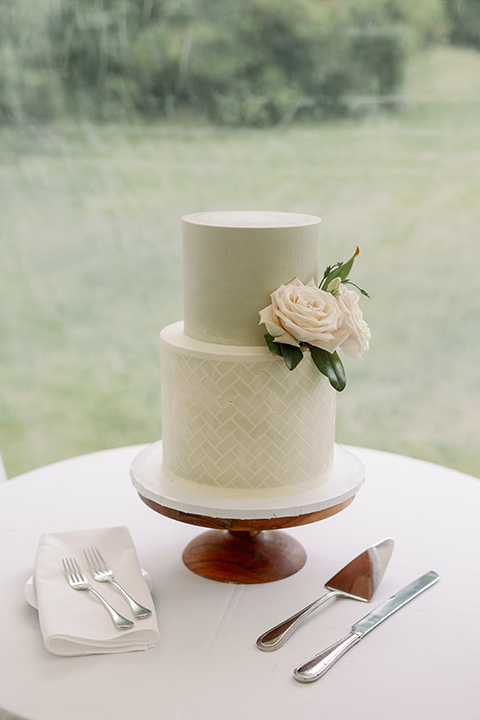  english garden wedding with blue and green touches - cake