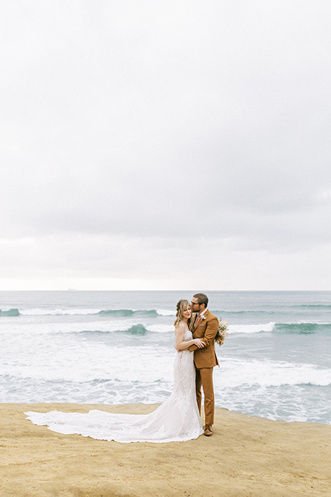  sunset cliffs elopement with confetti poppers and a chic picnic – couple by the ocean
